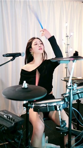 鼓点推进情绪高涨，这段架子鼓演绎带来极强现场代入感#架子鼓女孩 #DrummerVibes #Shorts