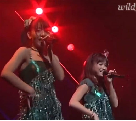 #ペッパー警部 （1976ピンクレディ） 5期 #高橋愛 #新垣里沙 6期 #亀井絵里 #道重さゆみ #田中れいな 7期 #久住小春 8期 #光井愛佳 #ジュンジュン #リンリン ※6期がいる🫶✨ このカバーは高橋さんと新垣さんがピンクレディーのミーとケイの立ち位置なのがポイントですが！ れいながセンターで異彩を放ってます✨ 本家をくってる感💪？