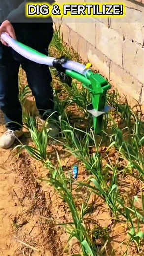 2-in-1 Garden Tool: Loosen Soil and Fertilize Plants at the Same Time!