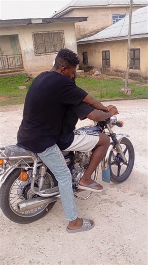 Big man dey learn bike like baby 😂 “hold me!” everywhere 🤣 fear no let am shine 🏍️