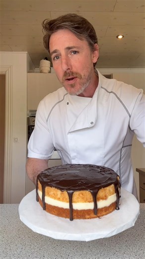 Boston Cream Pie 👌🏻😋 This is a must folks! You can find a link to the full video in the comments. Give it a go! The corners on a circle. Only noticed that now! 😆 All the best Chris - Your Irish Baker Abroad 👨🏻‍🍳🇮🇪 | Irish Baker Abroad