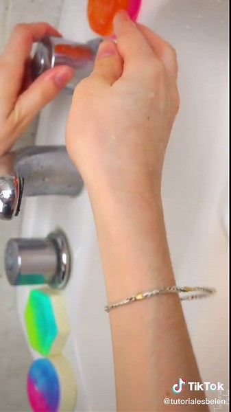 Haz jabones pastel 💛 Más ideas en mi canal de YouTube #tutorialesbelen #jabon #jabones #degrade #ombre #gradient #soap #jabonchallenge #soapcuttting