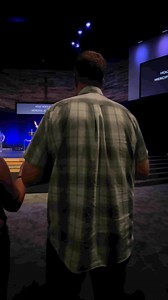 Hundreds lift up their voices in praise during worship at the opening night of the Remnant Conference! | The Remnant Radio