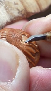 🌟 À Suzhou, dans la province chinoise du Jiangsu, il existe une forme d'art remarquable appelée Hediao, ou sculpture sur noyaux de fruits. Cet art traditionnel, inscrit au patrimoine culturel immatériel national, transforme de minuscules noyaux de fruits en sculptures miniatures complexes. Chaque pièce témoigne de l'amour profond des héritiers pour leur ville natale et de leurs pensées sur la vie. #Chine #PatrimoineCulturel #ArtTraditionnel | Panachine