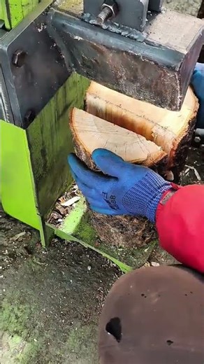 Splitting Large Wood Logs With Hydraulic Press Machines For Efficient Professional Firewood