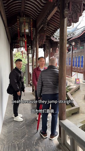 What is the purpose of building zigzag bridges in gardens? The zigzag #bridges in gardens serve the purpose of extending the touring route and time, enhancing the sense of space, and altering the direction of viewers' gazes through their twists and turns. Let's watch a video together to see how amusingly the tour guide introduced! #tour #China (cr: douyin Jason19801018) | T-Time HK