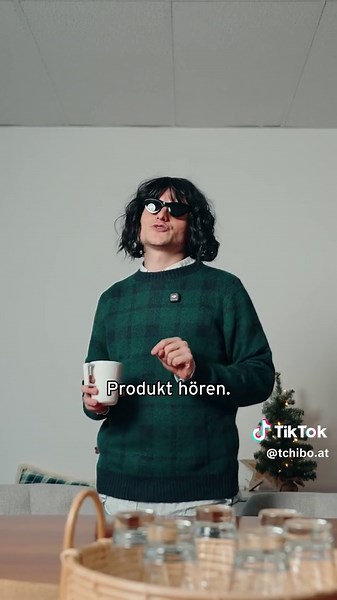 Also wir finden, dass Frau Jutta wunderschön singt. 🎶✨ #tchiboprodukte #geschenkideen #christbaumkugel #weihnachtsdeko