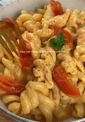 Pasta con Crema di Ricotta e Pomodorini🍅 INGREDIENTI 📋: • pomodorini • cipolla/scalogno • olio extravergine d’oliva • sale • pepe • ricotta #creamypasta #easyrecipe #italianpasta #italianfood #creamy