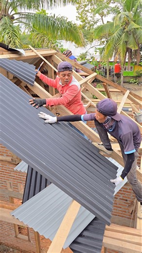 Junior construction workers must be taught how to secure zinc roofs at heights..