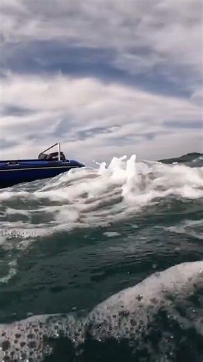 One Man, One Trowel, Endless Patience 🧱 #treasurehunting #underwaterworld #lucky #treasurehunt #viralvideo | Mergulho Nas Profundezas