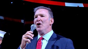 Le «roi» des hymnes nationaux chante en français