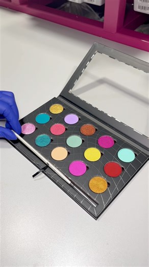 Glisten Cosmetics on Instagram: "A very Chappell Roan-coded palette builder🎀🐴✨ Order: Kintsugi, Grape, Copper, Raspberry, Bubblegum, Seltzer, Blushing, Menthe, Sulphur, Cherry Pie, Angel, Waves, Ray, Fuchsia, Vegas #glistencosmetics #colourfulmakeup #creativemakeup #makeupartist #makeuppalette #eyeliner #graphicliner"