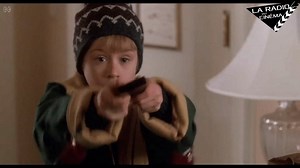 Saviez-vous que le film de gangsters immortalisé dans "Maman, j'ai raté l'avion 1 et 2", n'a jamais existé ? ce court-métrage a été tourné en un jour dans un gymnase abandonné. Même Macaulay Culkin, l'acteur principal a été surpris d'apprendre qu'il s'agissait d'un faux. Le titre est une référence à un film de gangsters réel des années 1930, mais le contenu a été entièrement inventé pour les besoins du scénario.🕶️💥 #homealonemovie #angelswithfilthysouls #CinémaCulte #radioducinema #homealone #