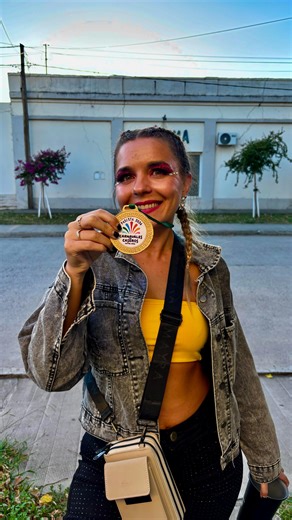 Micaela Notari on Instagram: "💛🖤🐝 Amor al carnaval, amor al samba no pé y respeto. Admiración por mis compañeras y compañeros. Orgullo por tremendo comparson. Fue un sube y baja de emociones, pero este momento me lo guardo por siempre en mi corazón! ✨ Miquita abejita bebé, sí que los sueños se cumplen en carnaval, ese llanto del final dice tanto 🐝"