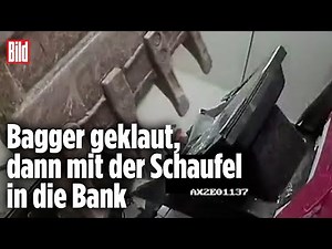Diebe klauen Geldautomat mit Bagger
