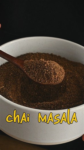 Retete Vegane Cu Lina on Instagram: "Masala chai nu este doar un ceai – este o adevărată experiență! Aromele sale calde și profunde, date de mixul de cardamom, scorțișoară, cuișoare, ghimbir și ceai negru, îl transformă într-o băutură reconfortantă, perfectă în orice moment al zilei. Rețeta de mai jos nu este una tradițională, ci amestecul meu preferat, ajustat după gust: echilibrat, intens și potrivit atât pentru diminețile liniștite, cât și pentru serile reci. Dumneavoastră cu ce vă începeți z