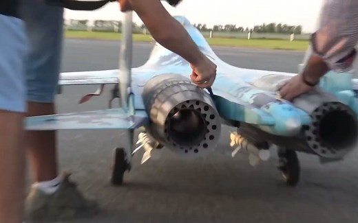 Miniature Jet Fighter Flies 500KM/H