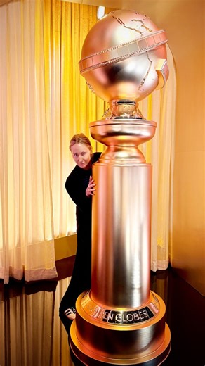 EL MUNDO on Instagram: "Nikki Glaser: quién es la presentadora de los Globos de Oro que bromeó sobre la edad de las novias de Leo DiCaprio Con 24 años consiguió su gran oportunidad al presentar comedia en vida en The Tonight Show with Jay Leno; en 2013 creó y presentó Nikki Sara Life, intervino en The Late Show with James Corden y fuera de su ámbito participó en Dancing with the Stars (2018) #globosdeoro #dicaprio #seanpenn"