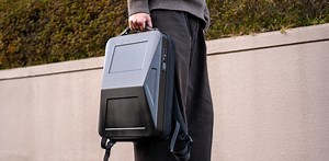 スーツケース素材で中身をしっかりガード！ 防御力に自信アリなハードシェルバック｢サイバーパック｣を使ってみた