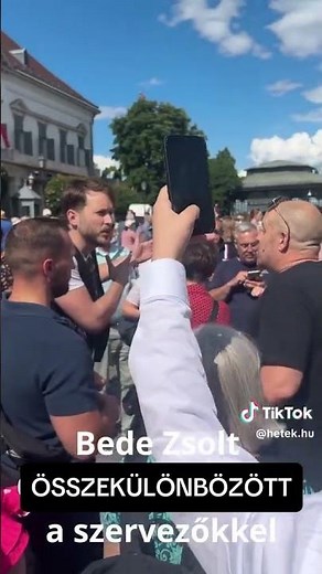"Ártasz nekünk!" A szervezők vitája Bede Zsolttal (Vadhajtások) a Sándor-palota előtti tüntetésen.