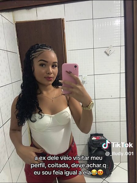 #coitadadelaelaestáchorando😭