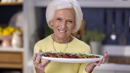What happened to Mary Berry's hand?