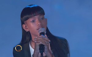 Willow Smith Performs Summer Fling on The Queen Latifah Show