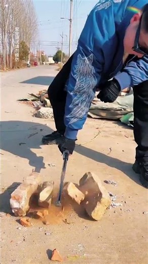 Automatic spring-loaded telescopic three-section stick, one-button operation