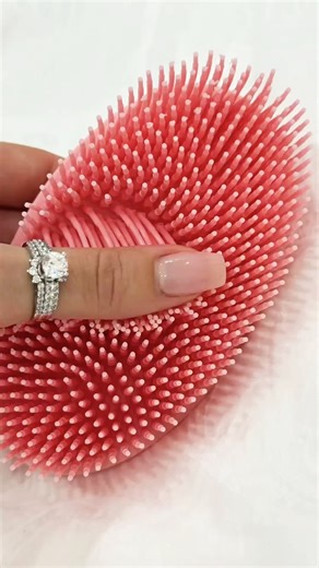 Zoning out to the velvet sound of silicone. Pure quiet pleasure 😌✨ #asmr #relaxing