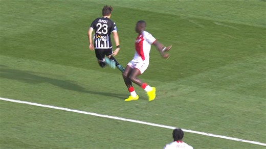 Monaco-Angers: la grossière simulation d'Hunou pour essayer d'avoir un penalty