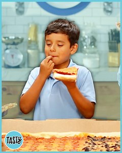 "This is the world's largest deliverable pizza. It's pretty heavy." | Tasty UK