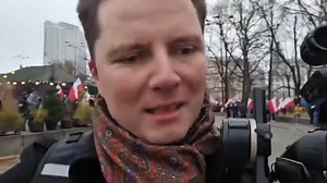 WALCZYŁ Z DRAG QUEEN, DOSTAŁ W TWARZ NA MARSZU NIEPODLEGŁOŚCI „Po 15 latach ja to serdecznie pi…dolę!” - mówi Piotr Korczarowski i opuszcza Marsz Niepodległości. Wszystko dlatego, że dostał w twarz od uczestników w kominiarkach. „Za Putina”, jak sam stwierdza. Korczarowski to skrajnie prawicowy samozwańczy dziennikarz. Przez lata był znany jedynie w nacjonalistycznej bańce. Ale ostatnio o nim głośno z powodu jego związku z Marianną Schreiber. Byłą żoną polityka PiS, celebrytką zmieniającą pogląd