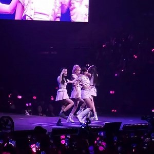 Jennie left the stage 🥺 She’s not feeling well. Please get well very soon melove 😔🙏🏻 Ctto #BLACKPINK | Blackpink is Love