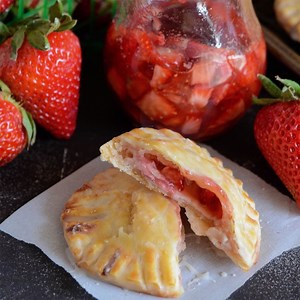 711K views · 570 reactions | STRAWBERRIES & CREAM HAND PIES:...