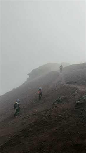 Conéctate on Instagram: "Amanecer en La Malinche: una experiencia que todos deberían vivir. Un ascenso nivel intermedio, 13 km de recorrido y vistas que valen cada paso. 📅 Próximo ascenso: 18 de enero . . . . #motivacion #montañas #amanecer #hike #hiking #montanismo #naturaleza #trepacerros #montañismo #mexico #friends #outdoor #experiencia"