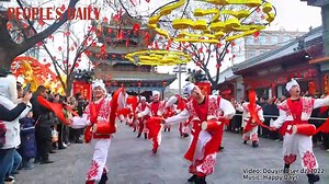 Dance to the beat of drums! Garbed in red and white motifs, Hengshan waist drum performers performed a dance of a lifetime with their synchronized movements and upbeat spirit on the streets of Yulin City, northwest China's Shaanxi Province. #CulturalHeritage | People's Daily, China