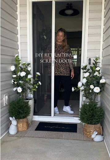 Creatively Crisp | Home & DIY (@creatively.crisp) - Instala una puerta pantalla retráctil fácilmente