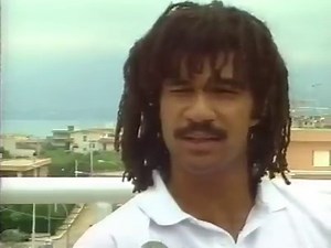 Dertig jaar geleden zei Gullit dit over Maradona tijdens het WK 1990! En Ruud kreeg net als Maradona ook nog van mij een molentje! #diego #maradona #gullit #wk1990 #argentina #italie | Harry Vermeegen