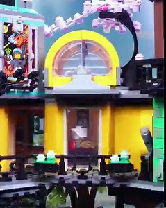 Tellement de détails et 19 figurines au total ! On se donne RDV au troisième étage des jardins de la ville de NINJAGO ? | LEGO