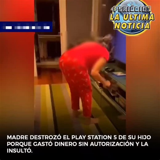 La Ultima Noticia on Instagram: "🔴Una mamá decidió romper la Play Station 5 de su hijo luego de que él la insultara llamándola “put@” y gastara $2.200 en Roblox sin autorización. El momento fue grabado y rápidamente se volvió viral, dividiendo opiniones en redes sociales."