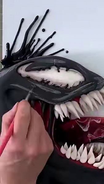 Our Creator Highlight of the Week goes to Zoe's Fancy Cakes for this deliciously accurate re-creation of Venom as a cake. Who wants a slice? ⚫ 🍰 | Sony