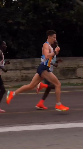 Así se ve el 58:41 del #sueco Andreas Almgren 🏃🏼‍♂️🇸🇪 quien el domingo logró el #récord Europeo 🇪🇺 de Medio Maraton, siendo el primer atleta no nacido en #África en bajar de 59 minutos 😱😱😱💥💥 Todo esto en el Medio Maratón Valencia 🇪🇦 Ahora mismo el #sueco 🇸🇪 tiene los siguientes Récords del Viejo Continente 🇪🇺 🏃🏼: ➡️ 5000m - 12:44.27 ➡️ 10 K - 26:53 ➡️ Media Maratón - 58:41 Además de la Medalla de Bronce🥉en los 10000m de #Tokyo2025 🇯🇵 🔥 A sus 30 años, #Almgren 🇸🇪 está en 