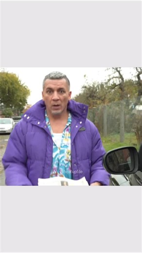 Heatup on Instagram: "[ File no 138 ] Link in bio 🔗 日本利用压电瓷砖将人们的脚步转化为电能。这些瓷砖能够捕捉你脚步产生的动能。 当你行走时，你的体重和动作会对瓷砖产生压力。瓷砖会轻微弯曲，产生机械应力。 瓷砖内部的压电材料会将这种应力转化为电能。 每一步都会产生少量电荷，数百万步加在一起，就能产生足够的电力来驱动LED灯、数字显示屏和传感器。 在像涩谷车站这样人流密集的地方，每天大约240万步都在为这个系统做贡献。 这些电力可以储存起来或立即使用，从而减少对传统能源的依赖，并支持可持续的城市基础设施。 这种方法把日常的动作转化为实用的可再生能源。 #日本井知识#事实#你知道吗#推荐#科技创新井历史＃技术实验井热门"