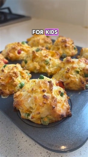 Easy Cheese & Veggie Muffins Recipe Healthy breakfast muffins for kids made simple! Fluffy, savory, and packed with hidden veggies. Perfect for breakfast, lunchboxes, or snack time. Bake a double batch and freeze some for later! Ingredients 125 g cherry tomatoes 2 eggs 2 cups flour 1 tsp baking powder 1 zucchini (grated) 1 carrot (grated) ¼ cup frozen peas 1 cup shredded cheese ½ cup milk ¼ cup cottage cheese ¼ cup olive oil Salt, pepper, and Italian herbs to taste Method 1️⃣ Mix all wet ingredi