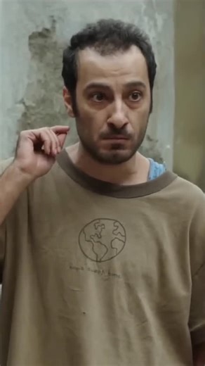 Dilperest on Instagram: "Film, Tahran'ın kenar mahallesinde oturan sıradan bir ailenin dramını anlatmakta. Büyük ağabey Murtaza, kız kardeşi Sümeyye ile evlenecek olan Afgan gençten başlık parası alarak dükkanını genişletmeye çalışmakta, küçük ağabey Muhsin, bağımlısı olduğu uyuşturucu için gerekli parayı yine uyuşturucu satarak temin etmekte, en küçük erkek kardeş Nevid ise okuldaki başarısı sebebiyle üstün zekalıların gittiği liseye kayıt yaptırmaya çalışmaktadır. Ailenin merkezi sayılan Sümey