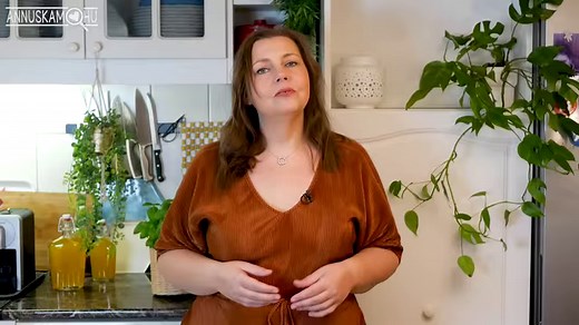 Percek alatt elkészíthető, házias, ízes körözött recept, amihez mindenkinek megvan a praktikája. Megmutatom az enyémet, hátha kedvet kapsz hozzá. Ugye tudod? Sok zöldséget egyél mellé ❤️ 📖 ITT AZ ELSŐ SZAKÁCSKÖNYVEM: https://shop.annuskam.hu/termek/egyunk-tobb-zoldseget-konyv/ RECEPT: https://annuskam.hu/korozott/ YOUTUBE: http://bit.do/e8KD6 INSTAGRAM: https://www.instagram.com/wannuskam/ WEB: http://annuskam.hu/ | Annuskám