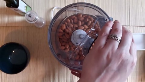 How to Make Homemade Almond Butter (Completely Vegan!)