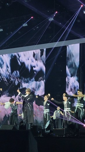 一連4場《KEUNG TO：“WAVES” IN MY SIGHT SOLO CONCERT 2023》今晚喺亞博開鑼，姜濤以專誠為演唱會打造嘅《濤》揭開序幕，接連唱出《作品的說話》同《Master Class》，透過3首「自白歌」去用作品說話！ 只見姜Admin甫開場已經落力跳唱，表現完全冇受腳傷影響，表演仲融入大量藝術元素，目不暇給！唱到《Master Class》時，仲不斷遞咪畀姜糖大合唱，Man到裂呀！ 記得Subscribe Viu1HK嘅YouTube Channel，Follow埋IG同Facebook page呀👇🏻 ___________________________________________________________ ►訂閱 Viu1HK YouTube Channel: https://bit.ly/3lYFNLW ►追蹤 Viu1HK Instagram: https://www.instagram.com/viu1hk/ ►讚好 Viu1HK Facebook page: https://www.facebook.com/Viu1HK/ ►觀