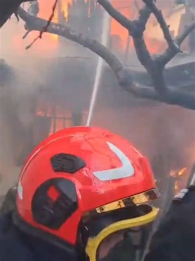 🔥 🏠 INCENDIU, LA O CASĂ DIN SEVERIN 🚒Astăzi, pompierii severineni au intervenit pentru stingerea unui incendiu, izbucnit la o casă, situată pe strada Traian, din municipiul Drobeta Turnu Severin. Salvatorii au intervenit cu trei autospeciale de stingere și o ambulanță SMURD!🚒🚑 🔥 Incendiul a fost lichidat, în cele din urmă! Au ars o anexă gospodărească de circa 50 mp și 10 mp din acoperișul locuinței învecinate. 👵🏽Concomitent cu misiunea de stingere, pompierii au evacuat și o bătrână din 