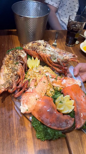 how many people would you share this giant lobster dinner plate with?🦞👀 #SeafoodLovers #Lobster #Lobsters #LobsterDinner #SeafoodDinner #SeafoodRestaurant | Jayteetakesabite